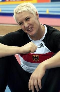 Astrid Kumbernuss freut sich über ihren dritten Platz. (Foto: dpa)
