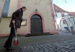 Ein Kriminaltechniker vermisst am Sonntag (18.01.2004) den Vorplatz der evangelischen Kirche im hessischen Reinheim. Ein Spaziergänger hatte dort am Morgen die unbekleidete Leiche eines Säuglings gefunden. Der kleine Junge hatte unmittelbar vor der Tür des Gotteshauses neben einem Mülleimer auf dem Pflaster gelegen. Polizei und Staatsanwaltschaft konnte zunächst keine Angaben über den Todeszeitpunkt des Kindes machen. Die Leiche könne jedoch nur wenige Stunden vor der Kirche gelegen haben. (Foto: dpa)