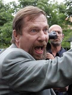 Der Organisator eines Heß-Gedenkmarsches, Jürgen Rieger, Rechtsanwalt aus Hamburg, schreit am Samstag (21. August 2004) wegen einer Straßenblockade von Gegendemonstranten in Wunsiedel in Richtung der Polizei (Archivfoto: dpa)