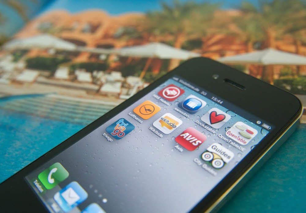 Die Apps auf dem Smartphone helfen bei der Suche etwa nach Hotels oder Flugverbindungen.