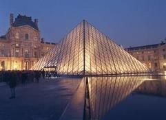 Die Glaspyramide im Innenhof des Pariser Museums Louvre. (Foto: dpa)