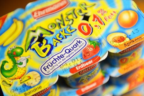 Früchtequark der Sorte «Monsterbacke» des Herstellers Ehrmann steht auf einem Tisch. «So wichtig wie das tägliche Glas Milch» - so wirbt die Firma Ehrmann für ihren Quark «Monsterbacke». Er ist für Kinder gedacht. (FOTO: DAPD)