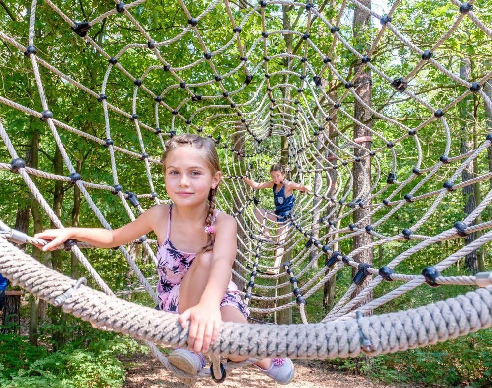 Jede Menge Spaß hatten die Gäste des MZ-Ferientages am Montag im Biosphärenreservat „Mittelelbe“ - beispielsweise beim Spinnennetzklettern.