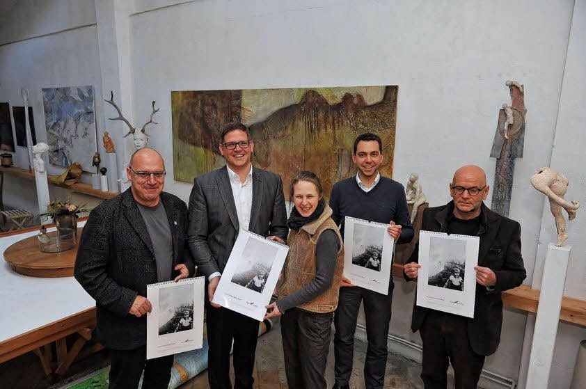 Mitglieder der Jury und die Geschäftsführung des Autohauses Heise zeigen den neuen Kunst-Kalender 2014.