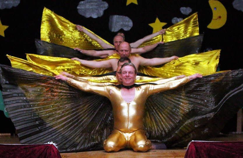 Die „Cörmigker Schnuckelchen“ wirbelten ganz in Gold gehüllt über die Bühne.