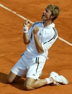 Siegerpose nach dem letzten Ballwechsel: Juan Carlos Ferrero freut sich über seinen Sieg bei den French Open in paris. (Foto: dpa)