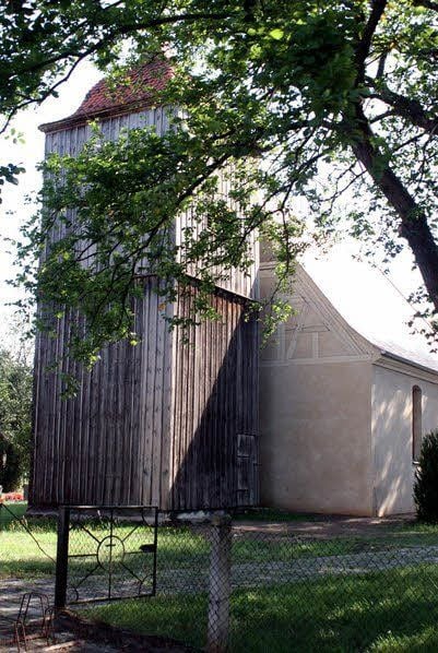 Der Glockenturm der Kirche in Lindwerder gehörte nicht zum Umfang der jüngsten Sanierung.