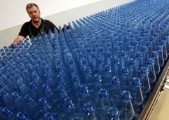 An der Abfüllanlage der Thüringer Waldquell GmbH in Schmalkalden überwacht ein Mitarbeiter am Donnerstag (15.06.2006) den Produktionsablauf. (Foto: dpa)