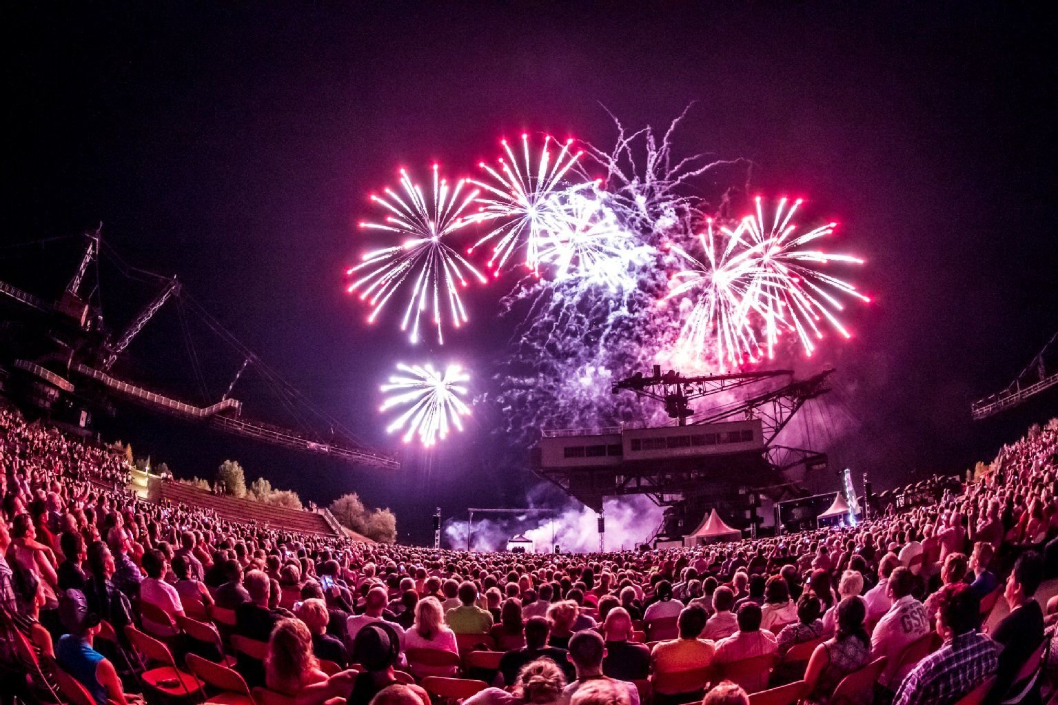 Bei den Pyrogames in Ferropolis bei Gräfenhainichen lassen es die Feuerwerker richtig krachen.