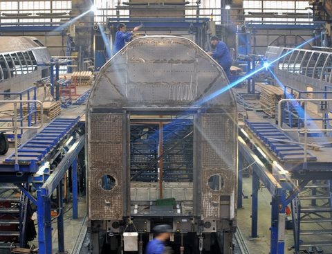 Arbeiter hantieren im Rohbau an einem Doppelstockwagen des Schienenfahrzeugherstellers Bombardier im ostsächsischen Görlitz. (ARCHIVFOTO: DPA)