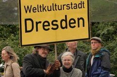 Vor einem Transparent protestieren im April 2008 Mitglieder verschiedener Bürgerinitiativen in Dresden gegen den Bau der umstrittenen Waldschlösschenbrücke. (Foto: dpa)