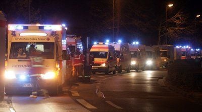Eine Kolonne Rettungswagen wartet am Freitagabend in Mainz auf Patienten. Bei einem Feuer im Hildegardis-Krankenhaus in Mainz sind mehrere Menschen verletzt worden. (FOTO: DPA)