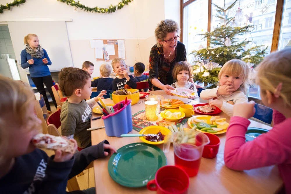 Erzieherin Birgit Hesse reicht den Kindern beim gemeinsamen Frühstück in der Kita Freiimfelde Aufschnitt. Dazu gibt es Obst , aber auch Süßes.