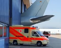 Ein Krankenwagen verlässt am Montagnachmittag (27. Juni 2005) auf dem Köln-Bonner Flughafen den Hangar, in dem das Lazarett-Flugzeug der Bundeswehr steht. In dem Airbus trafen ein verletzter Bundeswehrsoldat und ein afghanischer Übersetzer der ISAF-Truppen in Kundus ein. (Foto: dpa)