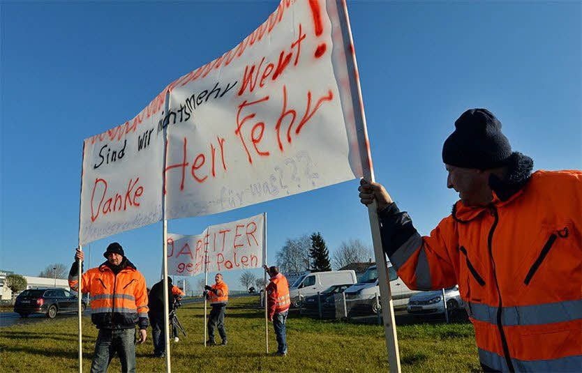 Mit Transparenten machen die Entlassenen an der Güstener Straße in Aschersleben auf ihre Situation aufmerksam.