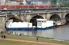 Ein tschechischer Schubverband mit Schiffsrohbauten blockiert am Sonntag (23.05.2004) den Schiffsverkehr auf der Elbe im Dresdner Stadtzentrum. (Foto: dpa)