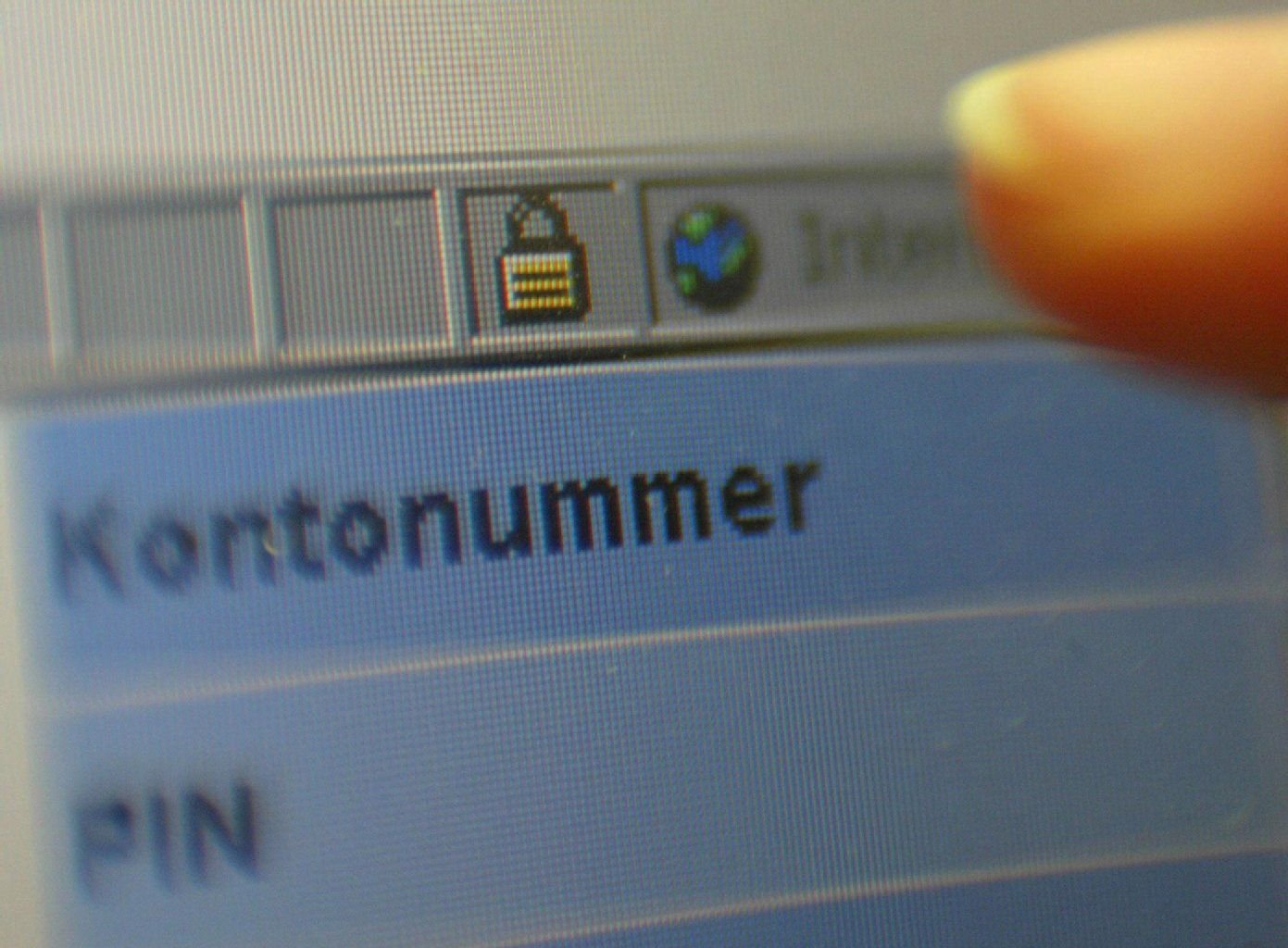 "Phishing" ist ein Kunstwort, zusammengesetzt aus den englischen Begriffen "password" und "fishing". Mit betrügerischen E-Mails versuchen Kriminelle immer wieder, arglose Anwender auszuspionieren.