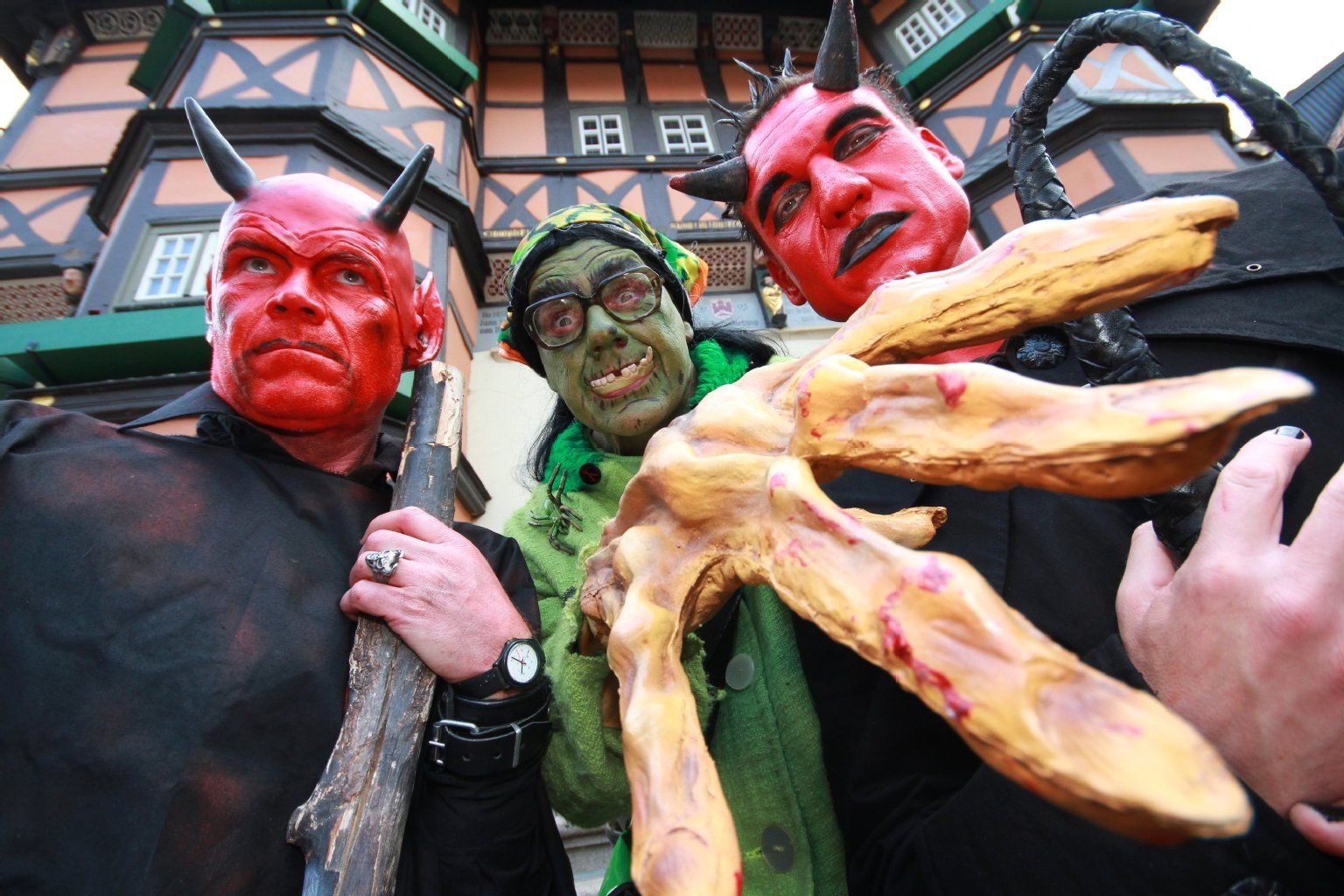 In Hexen- und Teufelskostümen verkleidete Menschen feiern am 30. April 2014 in Wernigerode die Walpurgisnacht. Das Fest im Harz wurde durch Goethes «Faust» berühmt.