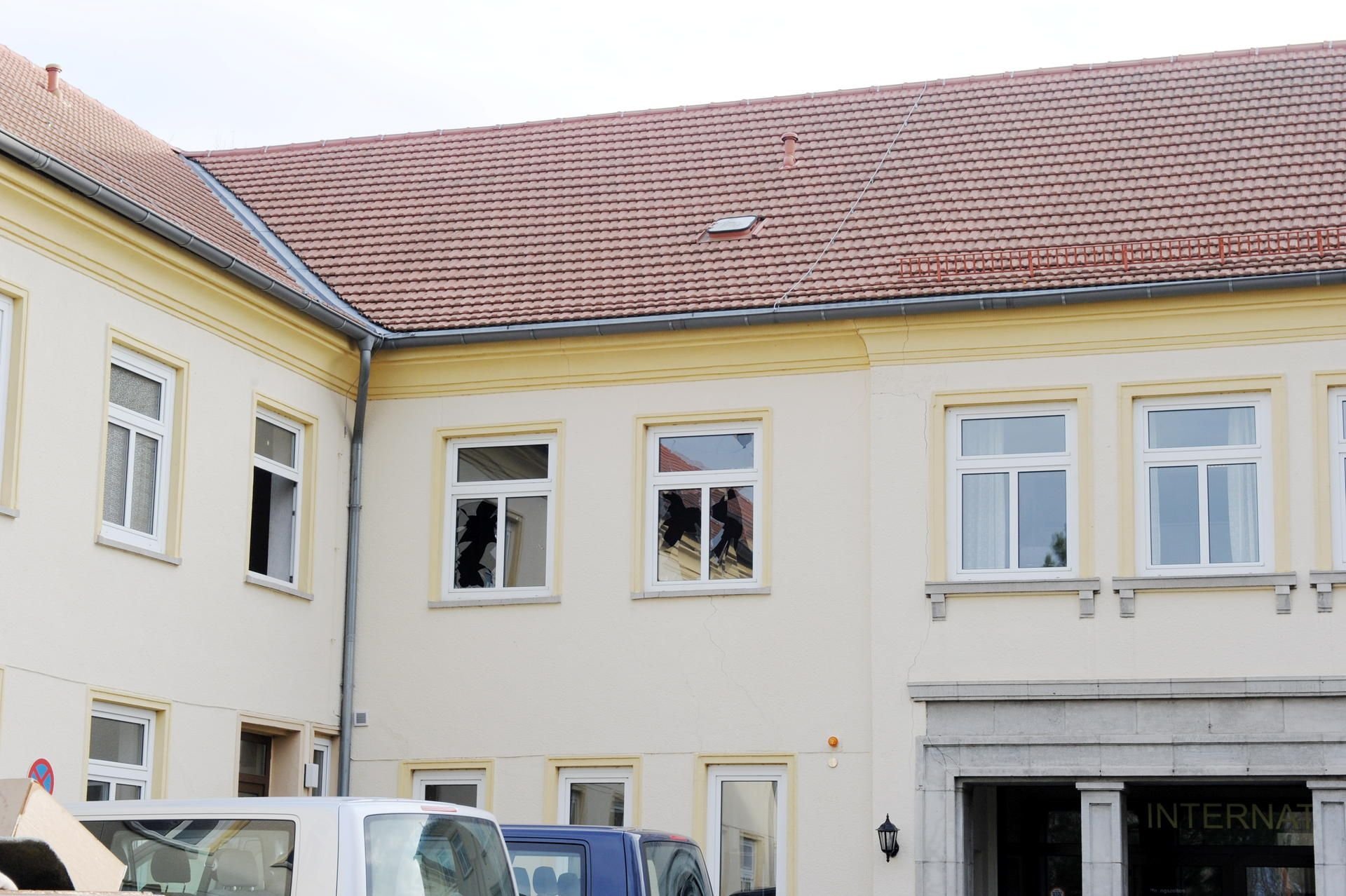 Durch den Brand in der Asylunterkunft in Stedten sind einige Fenster zersprungen.