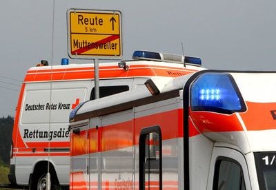 Bei einem Blitzeinschlag auf einen Fußballplatz in Muttensweiler (Kreis Biberach) während der Aufwärmphase zweier Mannschaften sind am Samstag 28 Menschen verletzt worden, drei davon schwer. (FOTO: DPA)