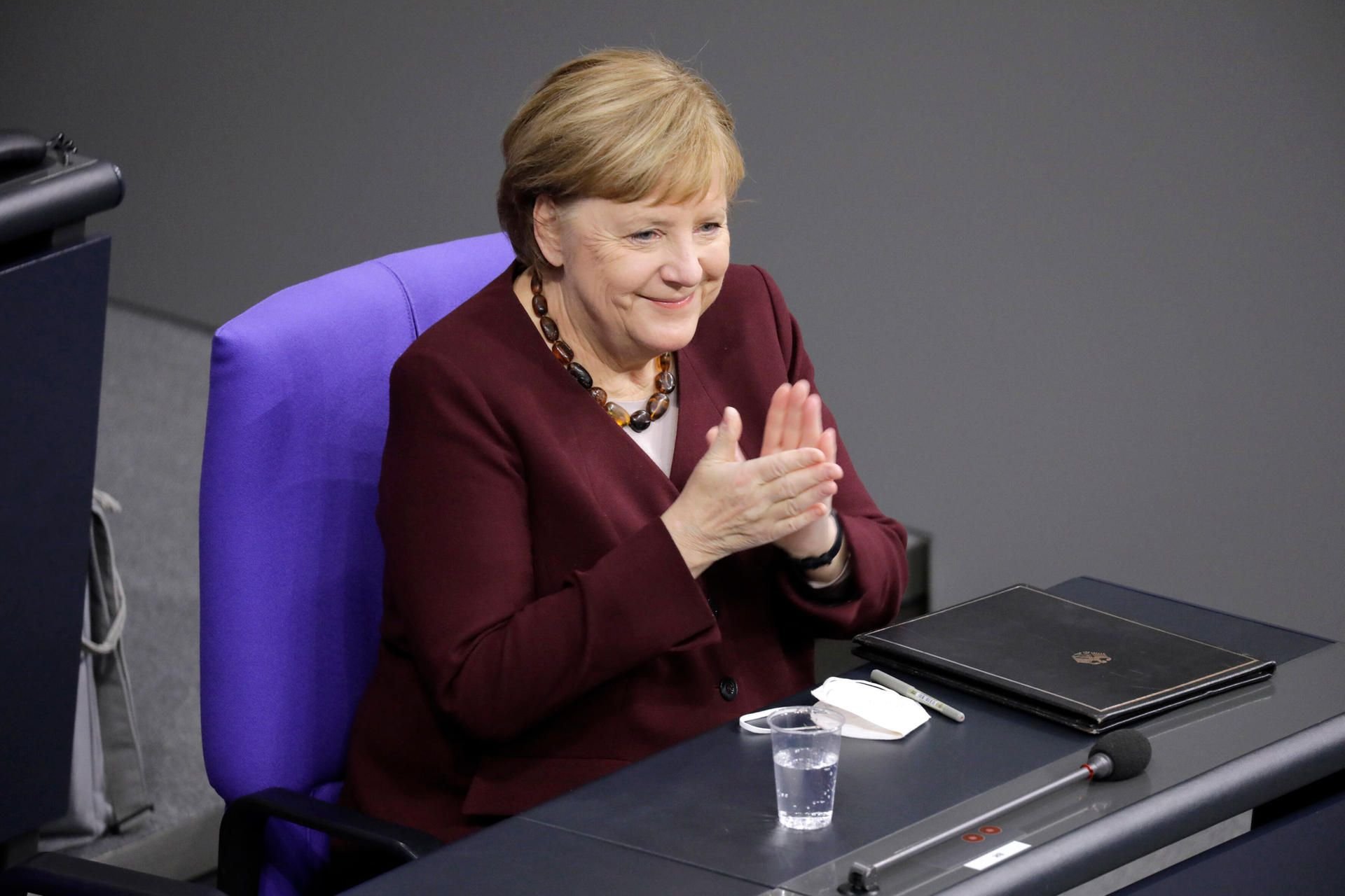 Bundeskanzlerin Angela Merkel klatscht in die Hände