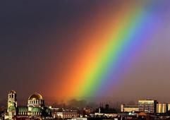 Ein Regenbogen spannt sich über die goldene Kuppel der Alexander Nevski-Kathedrale in Sofia (Archivfoto vom 23.02.2005). Die meisten Bulgaren versprechen sich vom Beitritt Bulgariens zur EU am 1. Januar 2007 ein besseres Leben - Bulgarien gehört zu den ärmsten EU-Beitrittskandidaten. (Foto: dpa)
