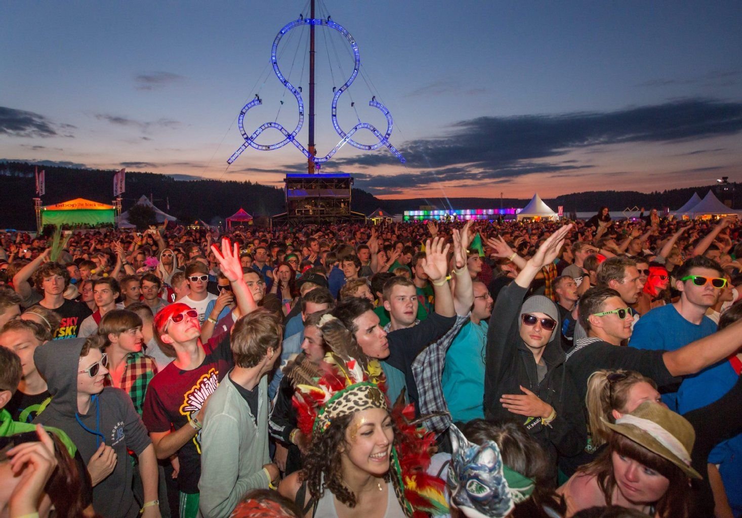 Fans elektronischer Musik feiern zum Festival SonneMondSterne am Bleilochstausee in Saalburg-Ebersdorf.