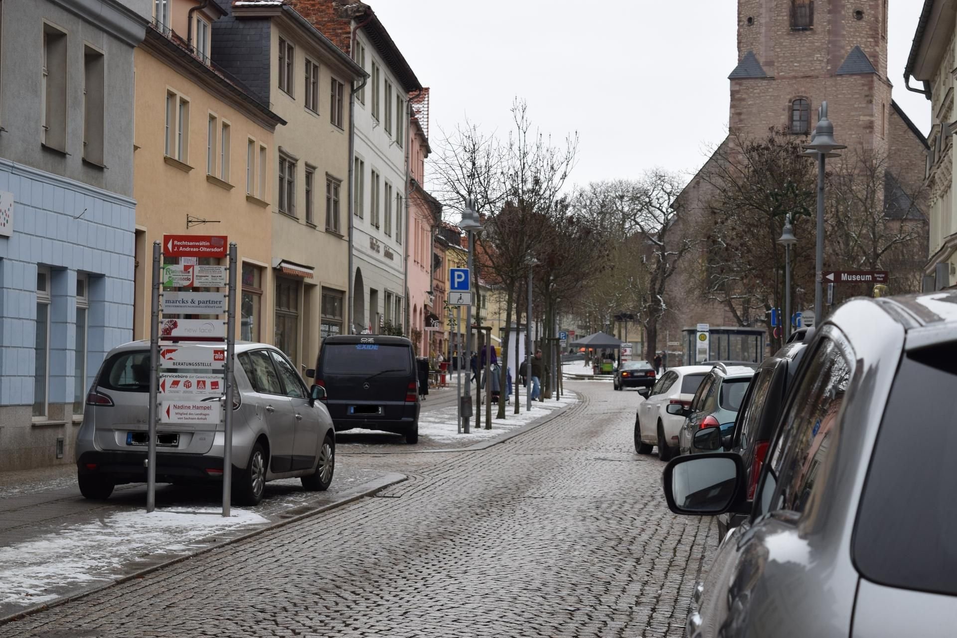 Zwei Falschparker auf der nördlichen Seite der Kylischen Straße.