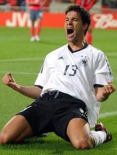 Michael Ballack jubelt über seinen Treffer bei der WM 2002 gegen Südkoera. (Foto: dpa)