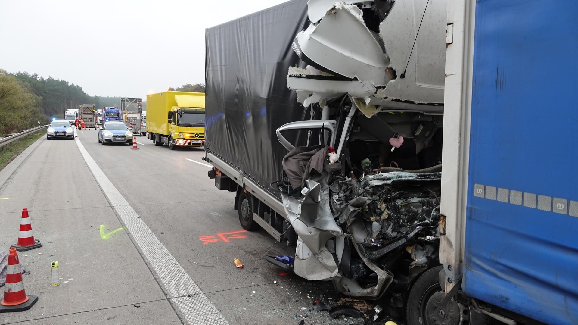Ein Kleintransporter raste am Mittwoch auf der Autobahn 2 am Stauende in einen Lkw und schob diesen auf den Sattelzug davor. Der Fahrer des Transporters kam ums Leben.