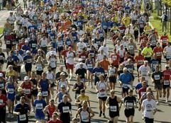 Tausende Teilnehmer sind am Sonntag (28.08.2005) bei der vierten Auflage des Mitteldeutschen Marathons am Start in Leipzig. Erstmals wird beim Mitteldeutschen Marathon nach einer 42.195 - Kilometer- Distanz die Saalestadt Halle der Zielort sein. Insgesamt haben Läufer aus 25 Nationen für die Veranstaltung gemeldet. (Foto: dpa)