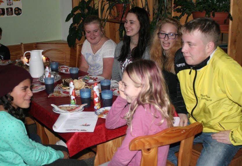 Vor der Bescherung gab es im Jessener Freizeittreff Wiesengrund Kuchen und Plätzchen für alle Mädchen und Jungen.
