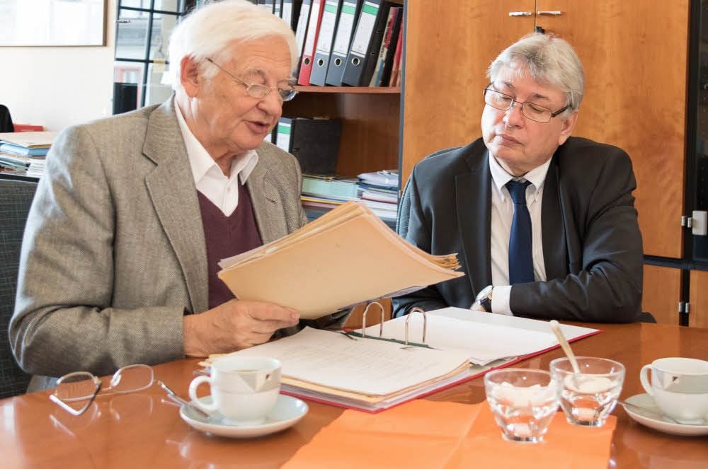 Karlheinz Schlesier hat die Dokumente an Oberbürgermeister Peter Kuras übergeben.