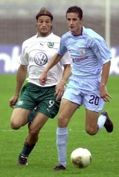 Vedran Ivankovic (r) kämpft gegen den Wolfsburger Diego Klimowicz um den Ball. (Foto: dpa)