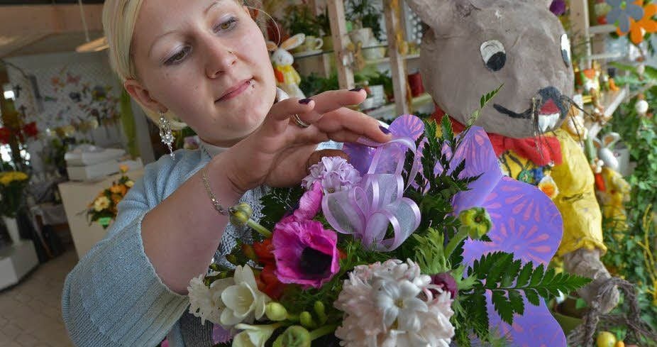 Floristin Diana Kersten von der Gärtnerei „Immergrün“ in Aschersleben gestaltet einen bunten Strauß zu Ostern.