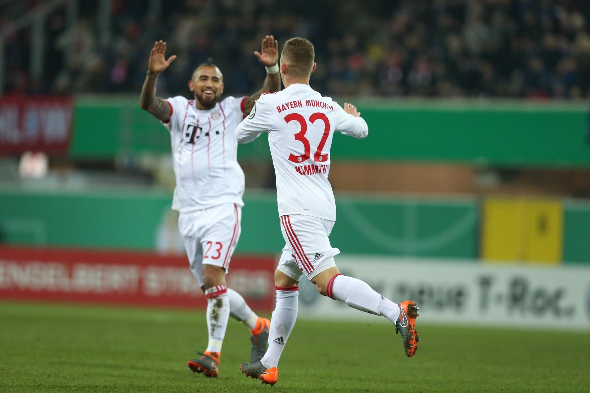 Joshua Kimmich und Arturo Vidal feiern ihren Sieg auf dem Platz.