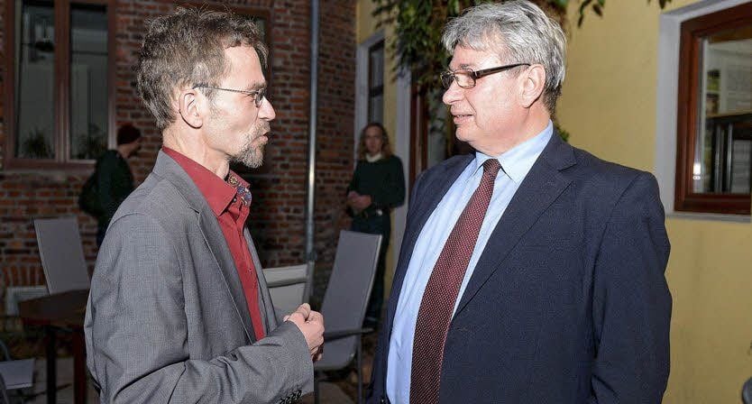 Dialog in der Pause: Uwe Jakob Weber und Peter Kuras warben am Donnerstag bei der Bürgerliste für sich und ihre Programme.