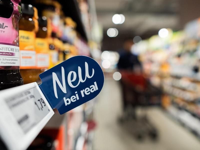 Blick in einen Real-Markt: Nach dem Verkauf der Supermarktkette werden rund 30 Filialen geschlossen. Foto: Rolf Vennenbernd/dpa