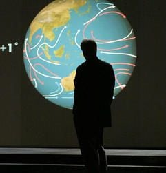 Im neuen Kinofilm «Eine unbequeme Wahrheit» ist vor einer Abbildung der Erde der Schatten von Al Gore zu erkennen. (Foto: dpa)