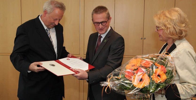 Michael Ermrich (l.) bekam von Michael Haase die Ehrenmedaille überreicht. Vize-Kreistagsvorsitzenden Christa Grimme überreichte Blumen.