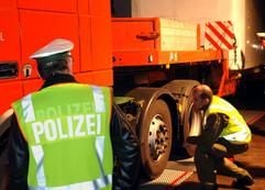 Polizeibeamte kontrollieren in der Nacht zum Mittwoch (16. November 2005) an der A 1 in Münster einen Lkw. (Foto: dpa)