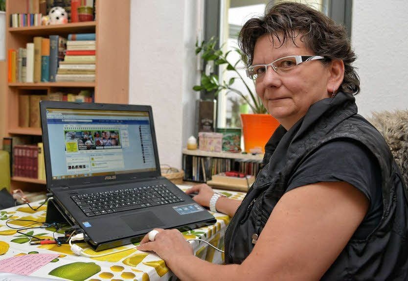 Liane Griedel bei der täglichen Kommunikation am Laptop.