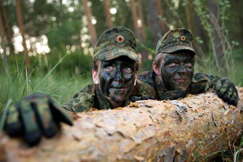 Tarnung gehört für Soldaten zur Grundausbildung. Vanessa Friedrich (links) und André Höhne probierten das schon mal.