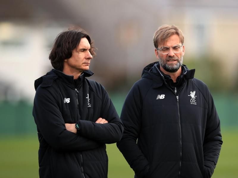 Zeljko Buvac im Gespräch mit Jürgen Klopp. Foto: Peter Byrne/PA Wire/dpa