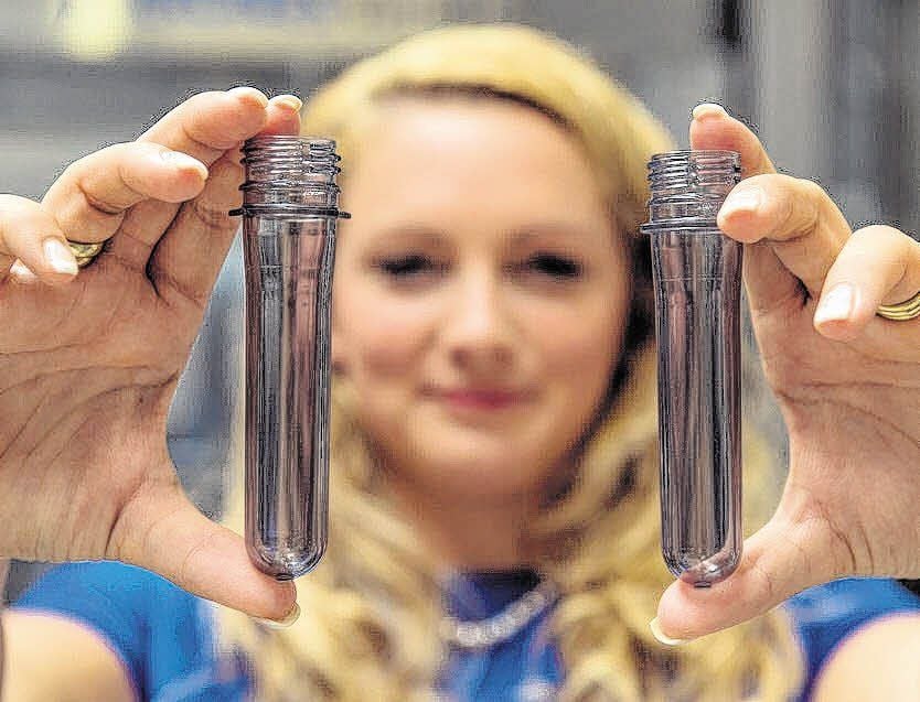 Junior-Chefin Ricarda Weitemeyer zeigt die Rohlinge für die PET-Flaschen, die erst in der Maschine auf ihr Maß „anwachsen“.