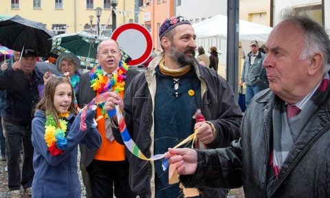 Sachsen-Anhalts Ministerpräsident Wolfgang Böhmer (CDU, v.r.), Pfarrer Thomas Wisch und Hohenmölsens Bürgermeister Hans Dieter von Fintel (CDU, r.) gehen am Samstag auf dem Marktplatz in Hohenmölsen bei einer Protestveranstaltung unter dem Motto «Bunte Sta(d)tt Braune» an der Spitze des sogenannten Bandes der Toleranz. (FOTO: DAPD)