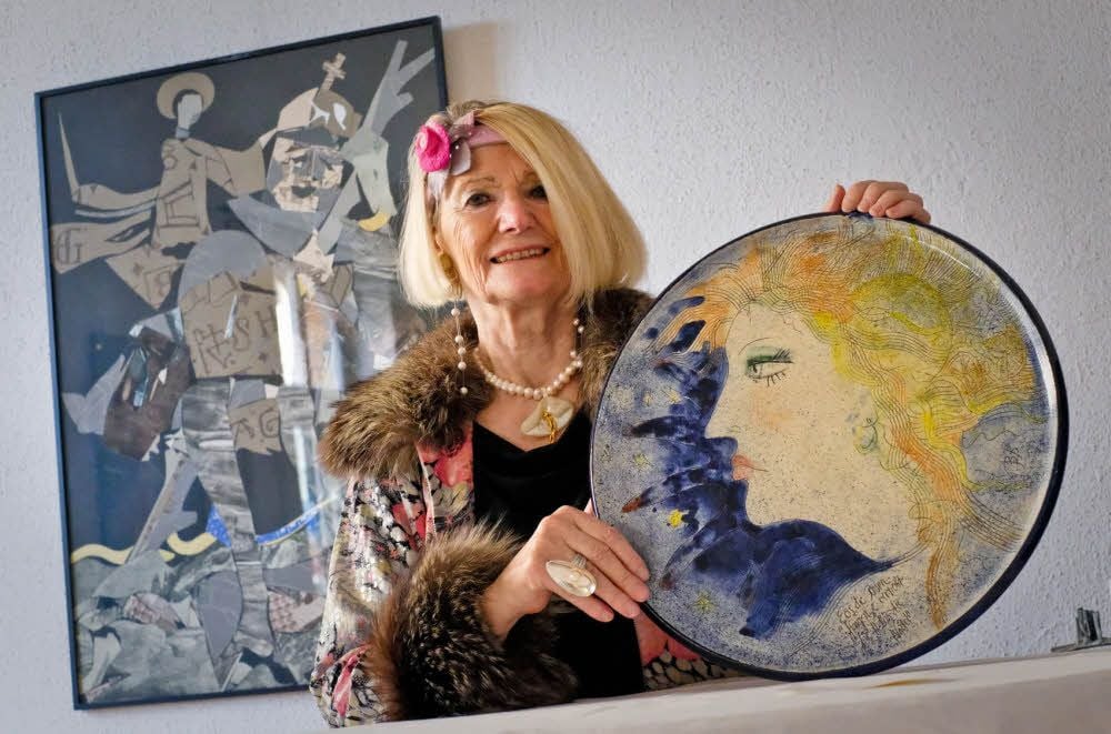 Doris Hänsel mit Werken des Leipziger Künstlerehepaars Brigida und Wolfgang Böttcher