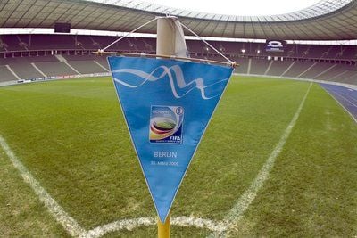Ein Wimpel der FIFA-Frauen Weltmeisterschaft 2011 hängt an einer Eckfahne des Olympiastadions in Berlin. (FOTO: DPA)