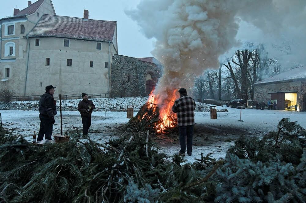 Endgültiges Adieu an Weihnachten: Auf der Burg Roßlau werden die Bäume verbrannt.