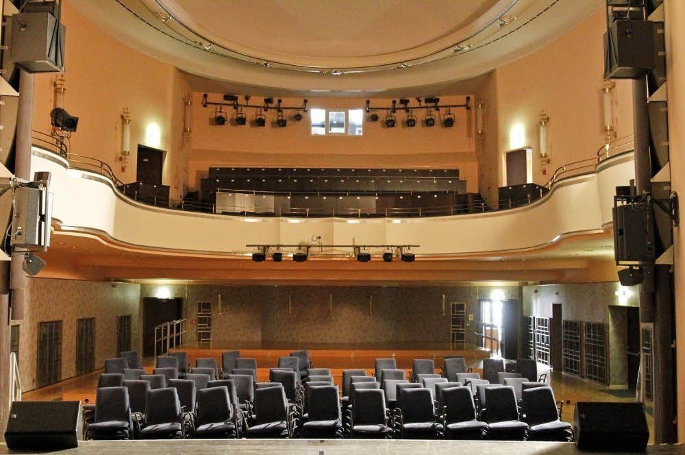 Noch sind die Stühle im Zeitzer Theater Capitol gestapelt. Die erste Vorstellung der neuen Saison findet am 18. Oktober statt.